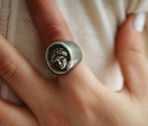 La Vidente Signet Ring